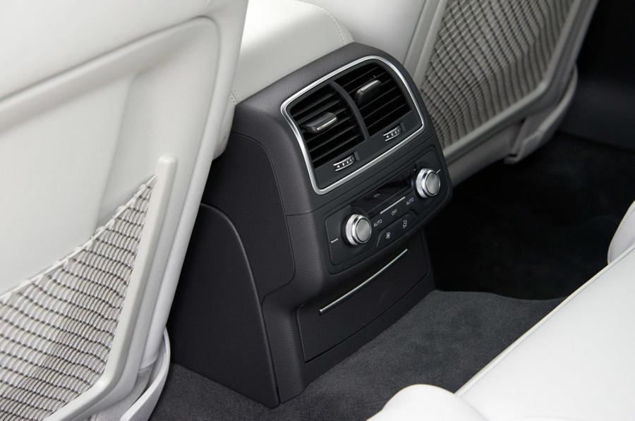 Детали интерьера Audi A6 TFSI Sedan (4G, C7) 2014 года  (WW) (фото 14 из 28)